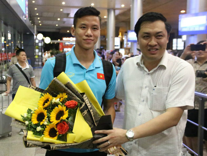 Đội trưởng Quế Ngọc
Hải nhận hoa từ Phó Chủ tịch VFF, Cao Văn Chóng