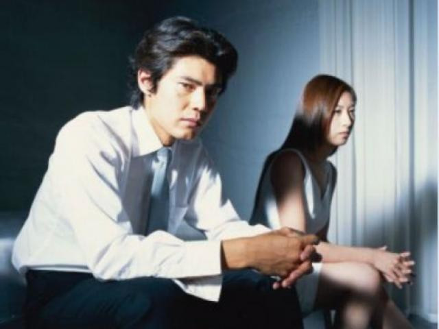 Bạn trẻ - Cuộc sống - Cưới chưa đầy năm, chồng chết lịm thấy vợ với bạn thân "qua lại" ngay tại nhà