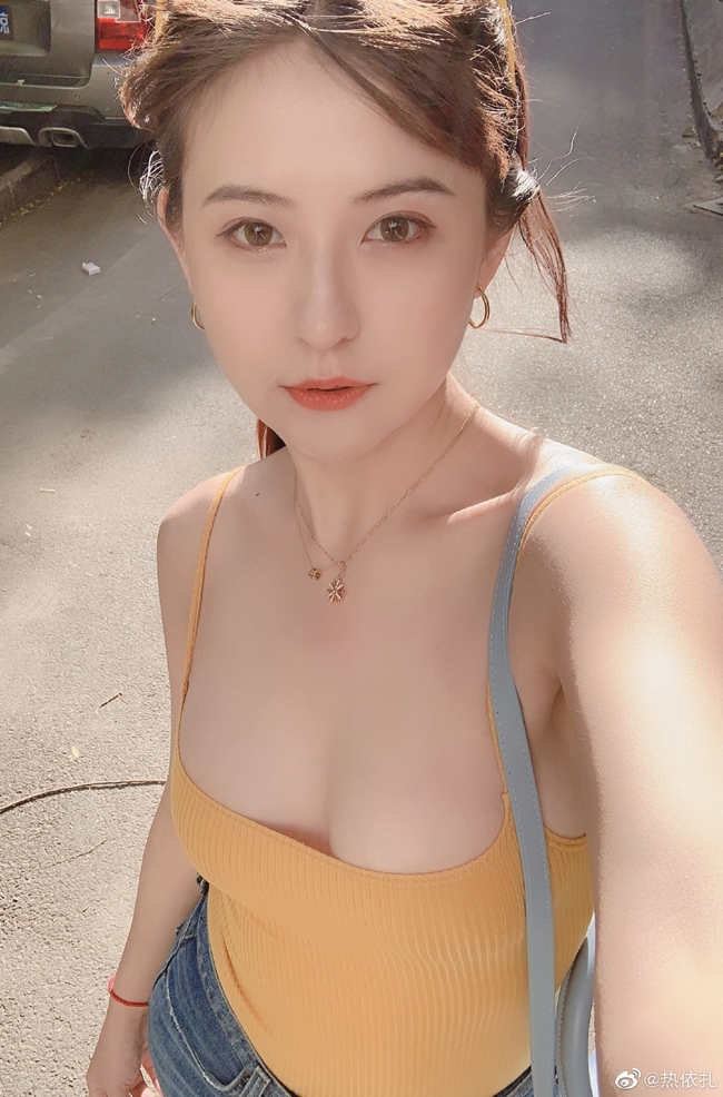 Cách đây không lâu, sự kiện nữ diễn Nhiệt Y Trát mặc áo hai dây không nội y ở sân bay bị dư luận Trung Quốc "ném đá".
