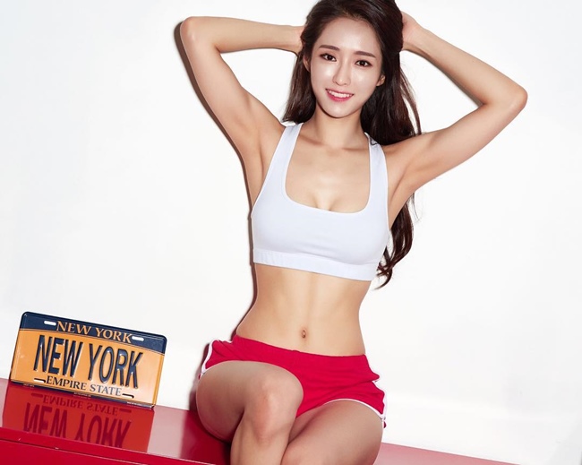 Kang Hyun Kyung là hot gymer nổi tiếng Hàn Quốc với gần 500 nghìn người theo dõi trên Instagram. Thậm chí tài khoản này còn nhận được dấu tích xanh chính chủ. 