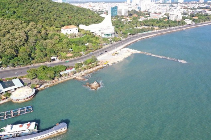 Lấp biển ở trung tâm Bãi Trước, bên cạnh Núi Lớn