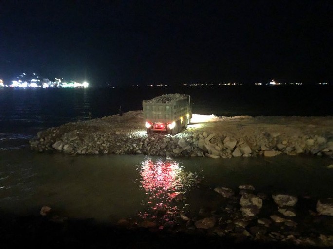 Chiều muộn ngày 16-10 vẫn thi công dù có lệnh khẩn phải dừng