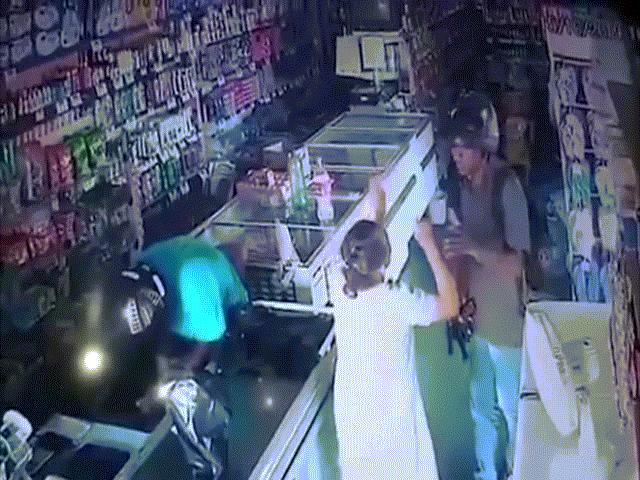Thế giới - Brazil: Mang súng cướp tiệm thuốc, không ngờ có người cho tiền và diễn biến kỳ lạ