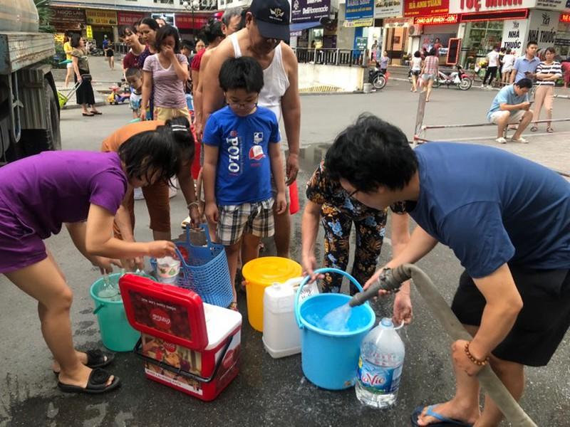 Nhiều khu vực tại Hà Nội đang rất "khát" nước sạch sau sự cố nước của Nhà máy nước sạch sông Đà có mùi lạ. Ảnh: THẾ HIỆP