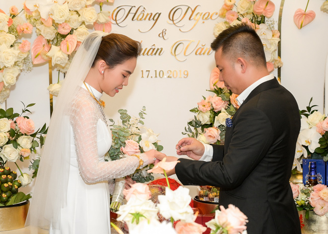 Cô dâu chú rể cùng
trao nhẫn cưới cho nhau