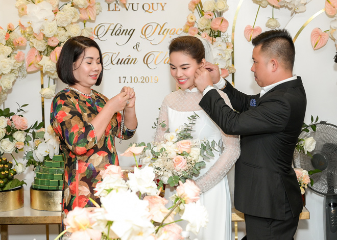 Trong đám hỏi, Giang
Hồng Ngọc nhận được nhiều món quà trang sức như vòng vàng, lắc
và khuyên tai vàng...