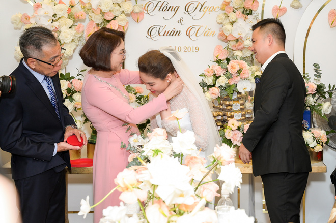 Trước đó, Giang Hồng
Ngọc và chú rể dự tính tổ chức tiệc vào cuối 2018 nhưng đành lùi
lại vì kế hoạch có em bé.