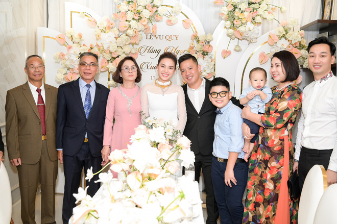 Giang Hồng Ngọc bế con trai trong đám ăn hỏi ở nhà 6 tỷ - 6