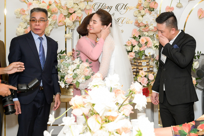 Những khoảnh khắc xúc
động trong ngày ăn hỏi của Giang Hồng Ngọc.