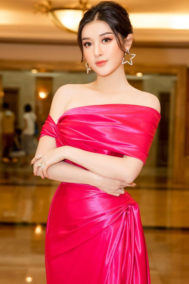 Huyền My cũng xứng đáng lọt vào top những mỹ nhân mặc đẹp tuần qua với chiếc váy mang đậm phong cách của NTK Lê Thanh Hòa. Đơn giản nhưng vô cùng nổi bật, đơn sắc nhưng không hề nhàm chán là những gì miêu tả về thiết kế này. 