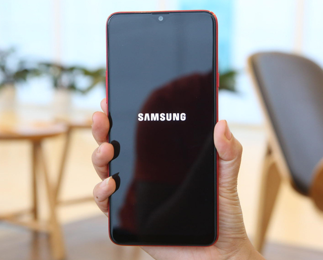 Mặc dù chỉ là smartphone phân khúc giá mềm, nhưng Galaxy A20s lại có thiết kế trông không khác gì những model cao cấp của hãng.