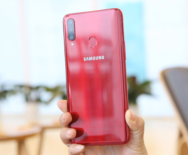 Mặt lưng bằng nhựa, có cụm ba camera với cảm biến độ sâu 5 MP, camera chính 13 MP (f/1.8) và ống kính góc siêu rộng 8 MP (f/2.0).