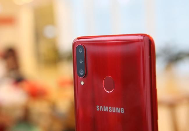 Do là bản giá rẻ nên Galaxy A20s vẫn sử dụng cảm biến vân tay ở mặt lưng.