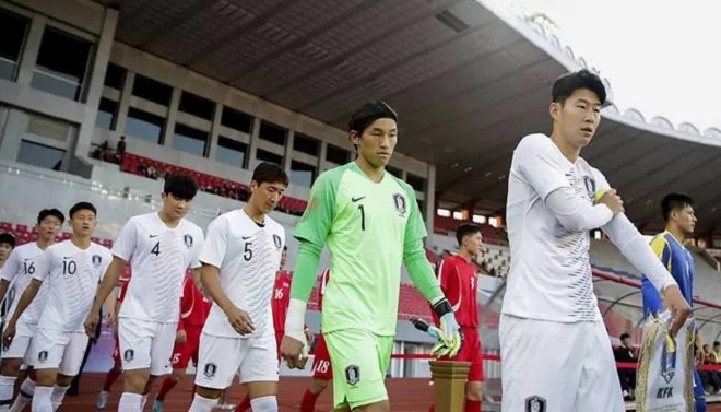 Son Heung-min và các cầu thủ&nbsp;Hàn Quốc thi đấu ở BÌnh Nhưỡng ngày 15.10.