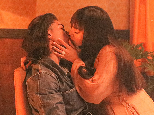 Ca nhạc - MTV - Cháu gái siêu mẫu Vũ Thu Phương mặc sexy ôm hôn trai lạ gây chú ý