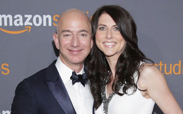 Jeff Bezos và vợ cũ lúc còn mặn nồng.