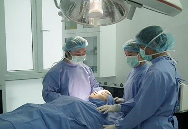 Phẫu thuật da mặt tiềm ẩn nhiều rủi ro nên cần cân nhắc kĩ càng trước khi thực hiện.