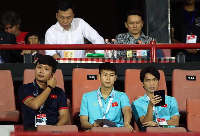 Tuấn Anh (ngồi bên phải hàng dưới) đã không thể ra sân trận gặp Indonesia