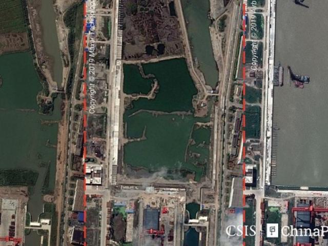 Thế giới - Ảnh vệ tinh hé lộ xưởng đóng tàu sân bay cỡ lớn của Trung Quốc