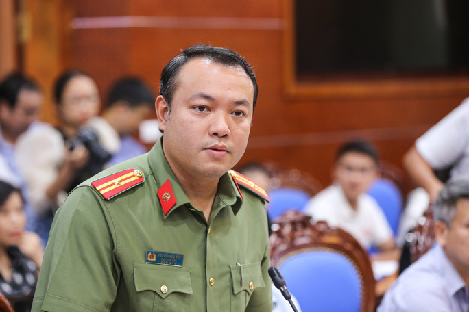 Thiếu tá Nguyễn Hữu Đức, Phó giám đốc Công an tỉnh Hòa Bình, cho biết đã triệu tập một số người nghi liên quan để phục vụ điều tra việc đổ trộm dầu thải xuống nguồn nước sông Đà