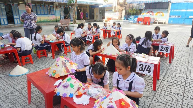 Sáng 17-10, trường tiểu học Nguyễn Thị Minh Khai, quận Gò Vấp tổ chức hội thi trang trí nón lá chào mừng ngày 20-10.