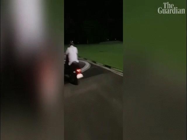 Thế giới - Tự lái xe mô tô, Tổng thống Philippines gặp tai nạn bất ngờ