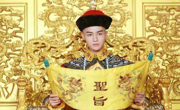 Càn Long là con thứ mà được nối ngôi, một phần cũng nhờ ảnh hưởng từ ông nội - Khang Hy (ảnh từ phim truyền hình Trung Quốc)