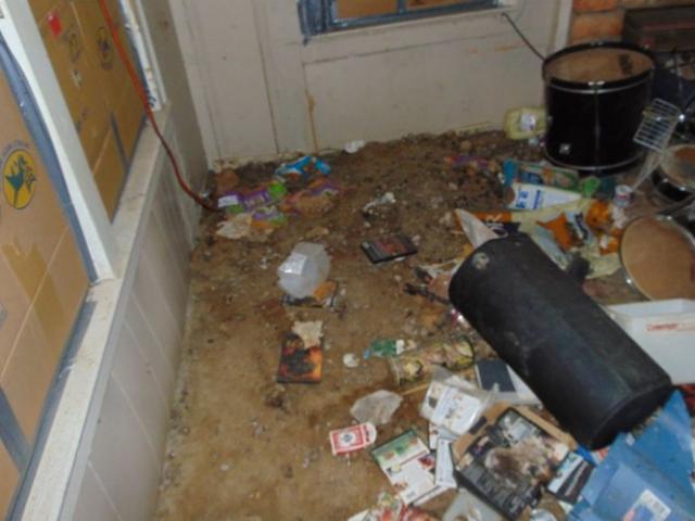 Pháp luật - Bí mật trong ngôi nhà chứa 8 thi thể phụ nữ: Căn phòng hôi thối