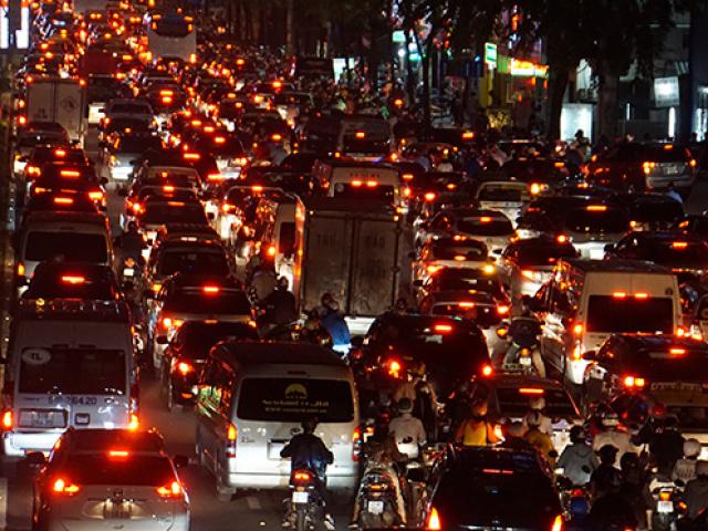 Tin tức trong ngày - Cửa ngõ sân bay Tân Sơn Nhất “tê liệt”, ô tô ken đặc trên đường