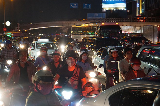 Nhiều người quá mệt mỏi vì phải nhích từng chút một trên đường. “Đoạn đường bình thường chạy chưa tới 5 phút mà nay đi cả giờ vẫn chưa hết. Mệt mỏi. Cơ quan chức năng TP.HCM đã có nhiều kế hoạch và biện pháp giải cứu kẹt xe khu vực này nhưng sao nay kẹt dữ vậy không biết nữa?”, chị Trần Thị Linh (ngụ quận Bình Tân) nói.