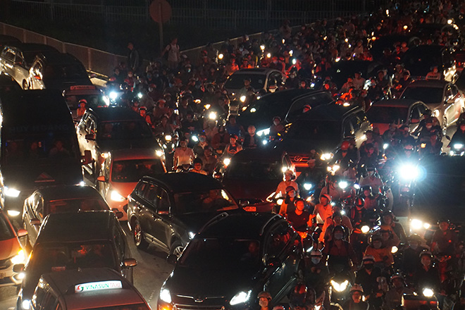 &nbsp; “Biển người” và phương tiện đứng “chôn chân” trước cửa ngõ ra vào sân bay.