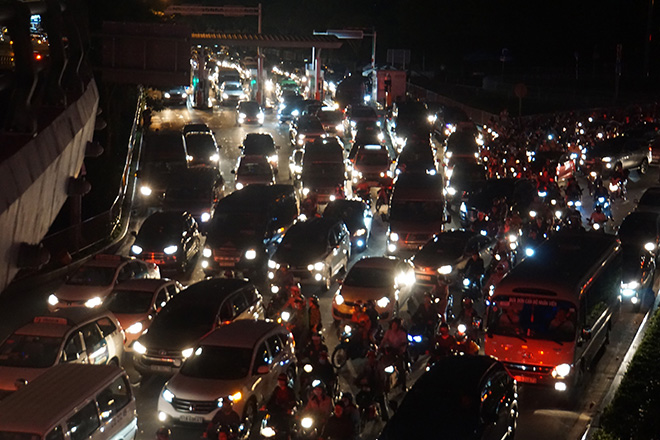 &nbsp; Dòng phương tiện chen chúc nhau dưới chân cầu vượt trước sân bay Tân Sơn Nhất.