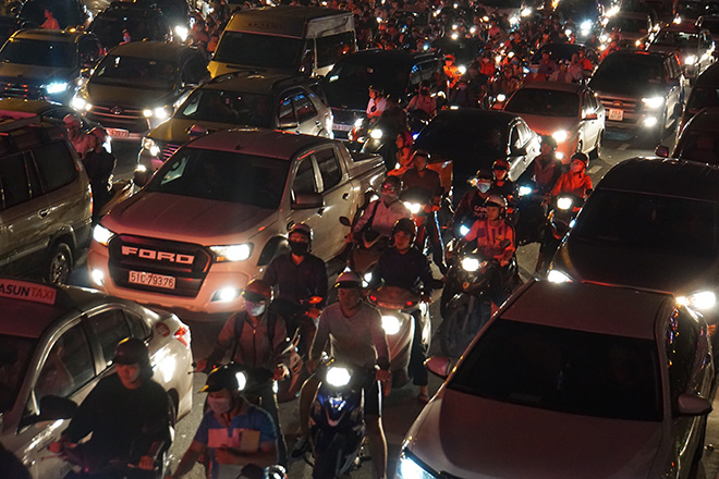 Nhìn hình ảnh này, nhiều người không khỏi bất ngờ vì không biết làn đường nào dành cho xe máy, làn đường nào dành cho ô tô.