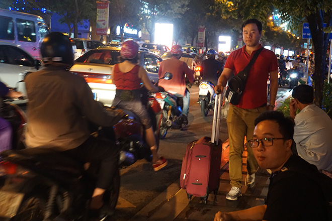 Một số hành khách sợ bị trễ chuyến bay đành xuống xe đi bộ vào sân bay.