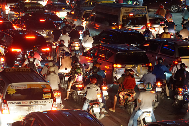 Cửa ngõ sân bay Tân Sơn Nhất “tê liệt”, ô tô ken đặc trên đường - 5