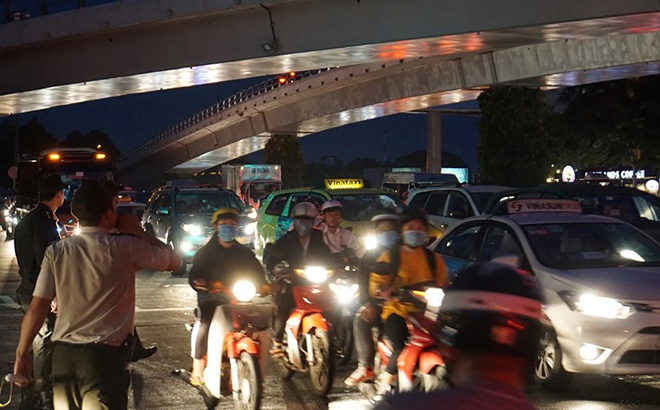 Lực lượng an ninh sân bay phải ra trước khu vực cửa ngõ của sân bay để điều tiết giao thông.