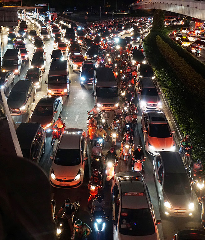 Đến gần 20h cùng ngày, tình hình giao thông khu vực này mới được cải thiện nhưng các phương tiện vẫn di chuyển khá chậm. Để “giải cứu” kẹt xe khu vực sân bay, cơ quan chức năng TP.HCM đã thực hiện một loạt giải pháp như xây cầu vượt, phân luồng giao thông. Tuy nhiên vào giờ cao điểm hay những ngày cuối năm khu vực này vẫn ùn tắc nghiêm trọng.