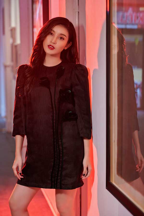 Thường chọn những model có vóc dáng mảnh dẻ làm ‘nàng thơ’ cho các bộ ảnh lookbook nhưng trong bộ sưu tập PreFall 2019, Hà Linh Thư gửi gắm các thiết kế nhung lụa của mình cho Huyền My, Á hậu Việt Nam 2014.
