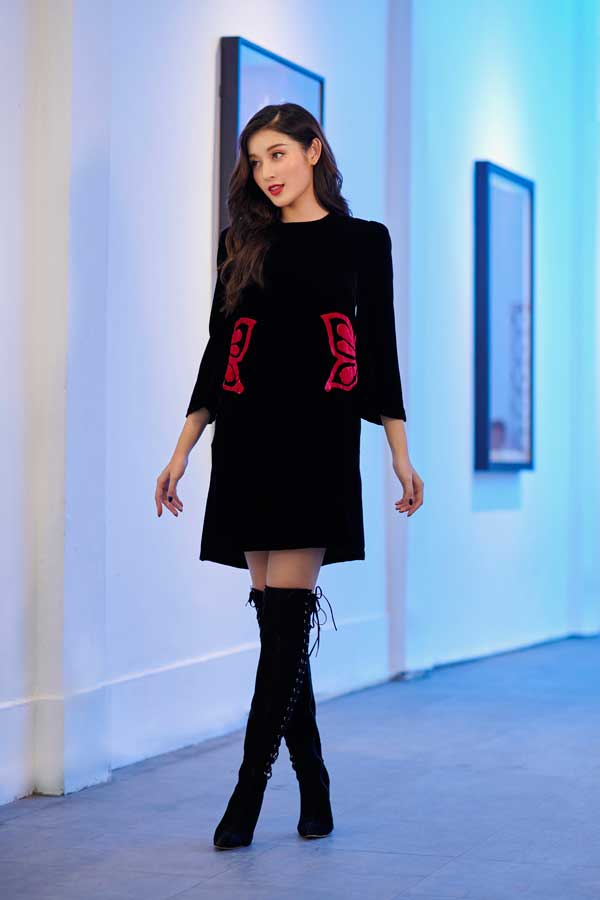 Nhà thiết kế nổi tiếng của đất Hà thành nhận xét: “Huyền My đẹp, sang trọng như một quý cô trong hội hoạ khiến người xem cứ ngắm mãi không ngừng. Vì thế tôi đã nảy ra ý tưởng ‘đặt’ cô ấy ‘vào tranh’ khi thực hiện bộ hình tại một phòng trưng bày tranh đương đại tại Hà Nội”, NTK Hà Linh Thư chia sẻ.