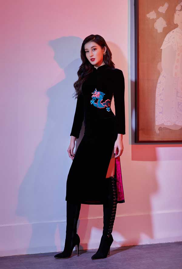 Chất nhung, lụa tơ organza (một dòng lụa cao cấp), gấm… Đây vốn là những chất liệu quen thuộc trong hầu hết các thiết kế của chị.