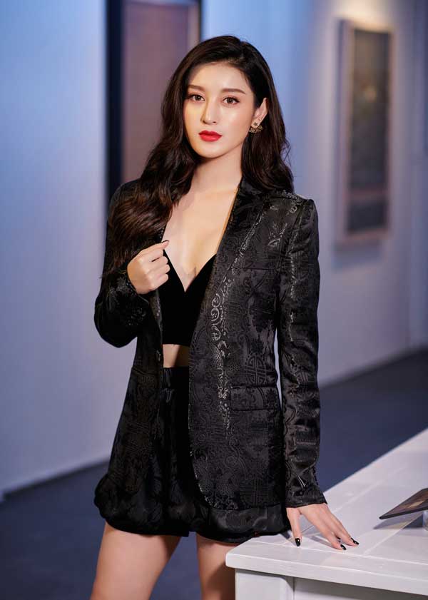 Những thiết kế của ‘người đàn bà nhung lụa’ vì thế cũng lãng mạn như một bài thơ, đồng thời có sự kết hợp hài hoà giữa thời trang với hội hoạ.