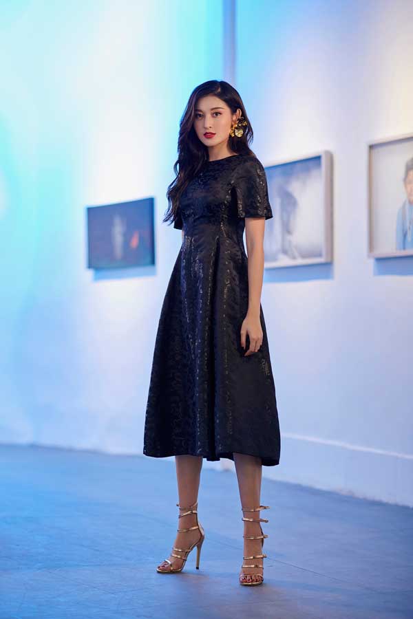 Một lý do khác khiến Hà Linh Thư quyết định chọn bối cảnh phòng tranh để thực hiện bộ ảnh lookbook là bởi chị xuất thân từ một hoạ sĩ thiết kế nên có tâm hồn bay bổng của người nghệ sĩ yêu văn hoá truyền thống và nghệ thuật đương đại.