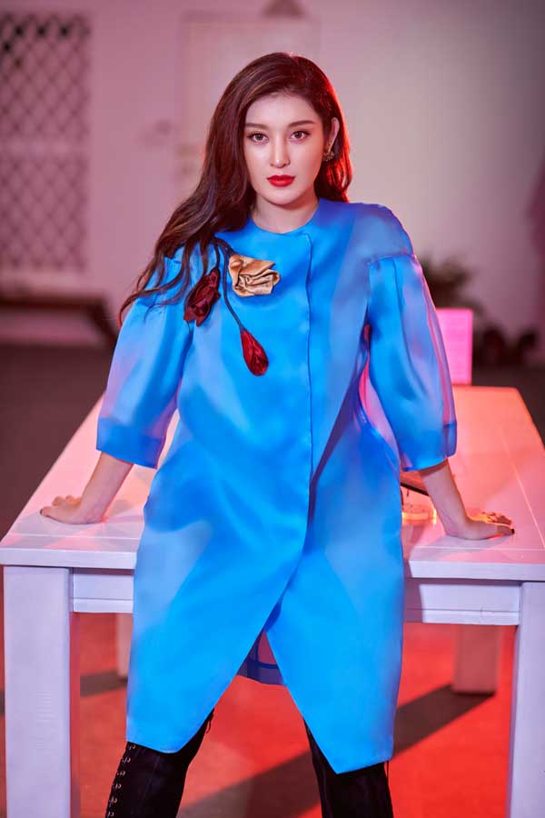 Các mẫu trang phục ở bộ sưu tập PreFall lần này khai thác &nbsp;váy suông, chữ A, váy bó sát hay váy giả vest, áo blazer mix áo croptop và quần short.