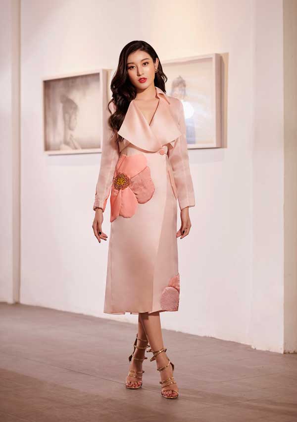 Bộ sưu tập mang tính ứng dụng cao trong cuộc sống hàng ngày bởi phom dáng hiện đại, thanh lịch. Trên mỗi mẫu váy đều có điểm nhấn tinh tế, từ chi tiết thêu 3D đến đường xẻ ở ngực, đùi, giúp khai thác vẻ nữ tính, quyến rũ của người phụ nữ.