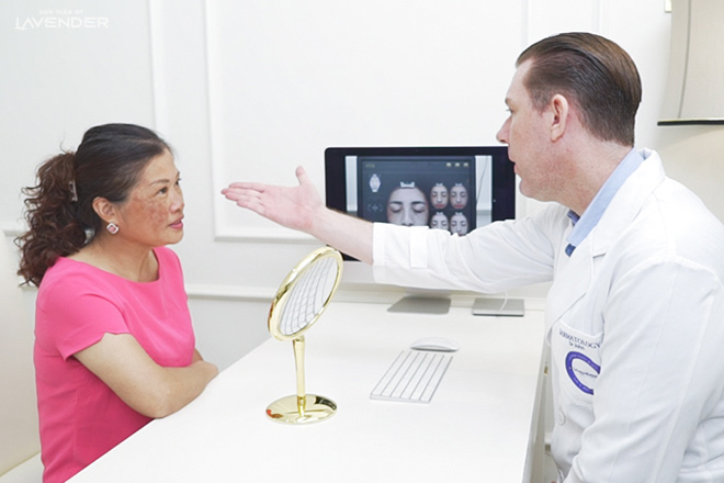 Chuyên gia laser John Lindsay trực tiếp lên phác đồ điều trị cho từng người"&nbsp;