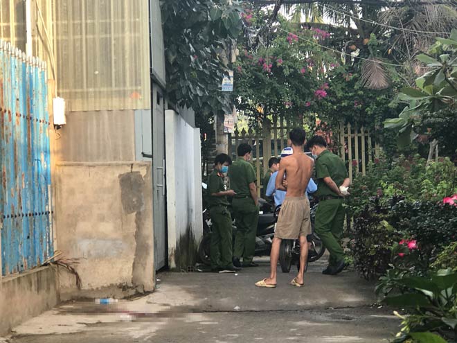Công an khám nghiệm hiện trường.