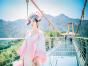 Du lịch - Du khách thích thú với cây cầu thủy tinh 9D vừa đi vừa run