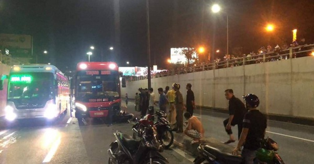 Tin tức trong ngày - Cố tình chạy xe máy vào hầm chui, hai thanh niên bị xe khách tông tử vong