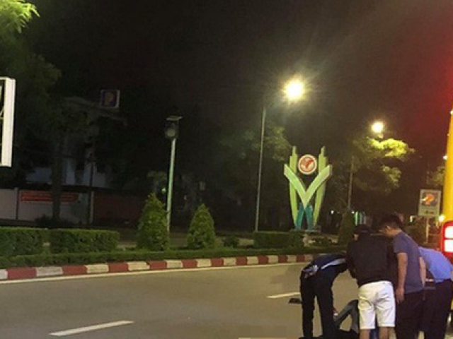 Tin tức trong ngày - Xe khách giường nằm tông xe máy văng 30m, 2 nữ sinh viên thương vong