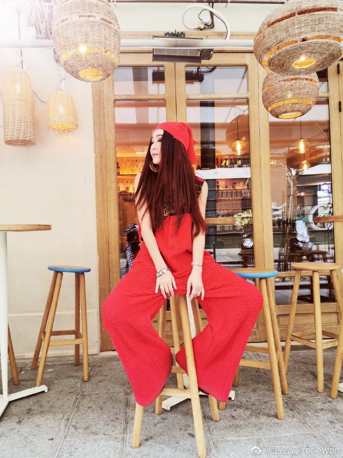 Có người nói rằng Ôn Bích Hà đang cưa sừng làm nghé. 